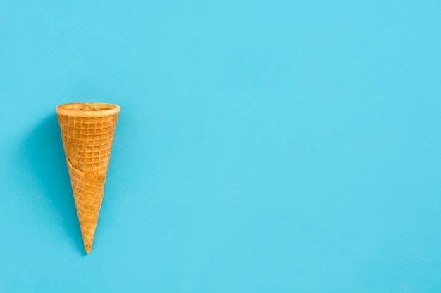 Cornets de crème glacée vide sur table bleue