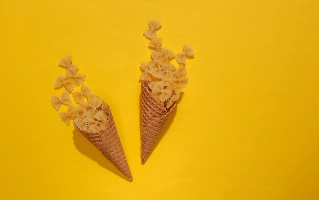 Cornets de gaufres à la crème glacée avec des arcs de pâtes