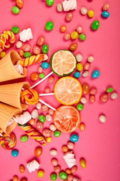 Cornets de gaufres à la crème glacée avec des bonbons colorés