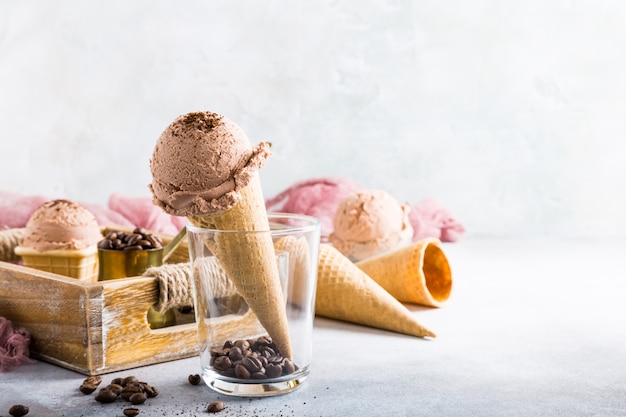 Photo cornets de gaufres avec glace au café