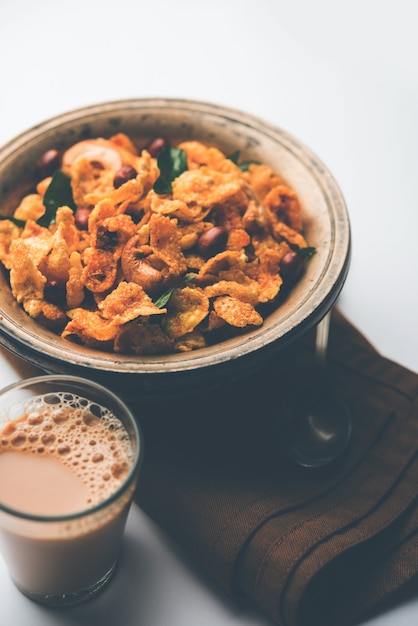 Cornflake Chivda ou Corn Chiwda chargé d'arachides et de noix de cajou. Servi dans un bol. mise au point sélective