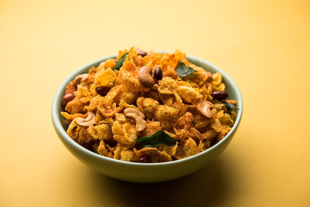 Cornflake Chivda ou Corn Chiwda chargé d'arachides et de noix de cajou. Servi dans un bol. mise au point sélective