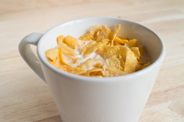 Cornflakes au lait et aux céréales fraîches