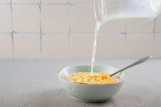 Cornflakes Au Lait Sur La Table De La Cuisine