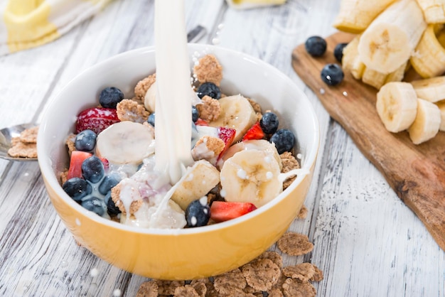 Cornflakes aux fruits frais et au lait