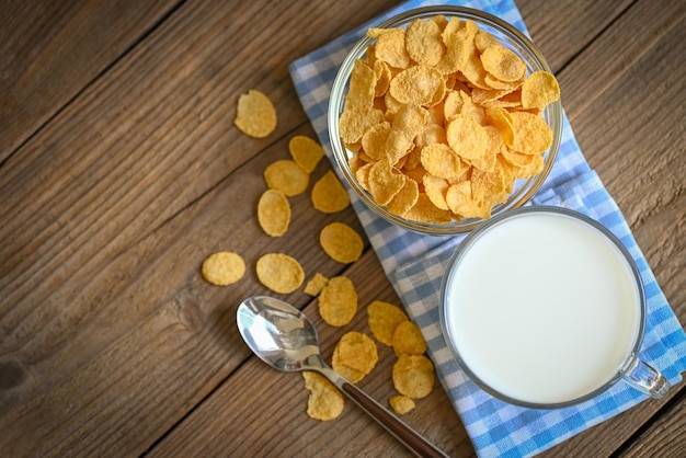 Cornflakes bol petit déjeuner nourriture et collation pour un concept d'alimentation saine