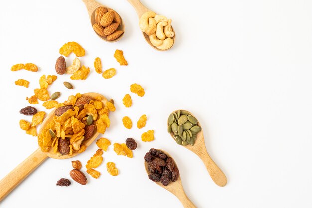 Cornflakes de céréales (noix de cajou, amande, graines de citrouille et graines de tournesol), aliments multigrains sains