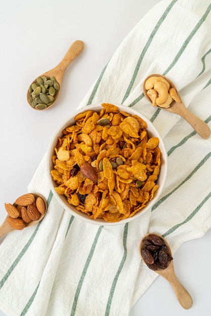 Cornflakes de céréales (noix de cajou, amande, graines de citrouille et graines de tournesol), aliments multigrains sains