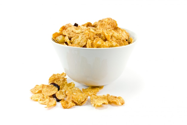 Cornflakes dans un bol sur fond blanc