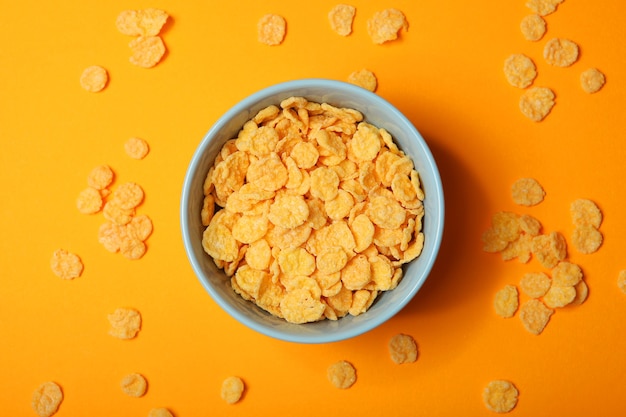 Photo cornflakes dorés et croquants sur un fond coloré en gros plan