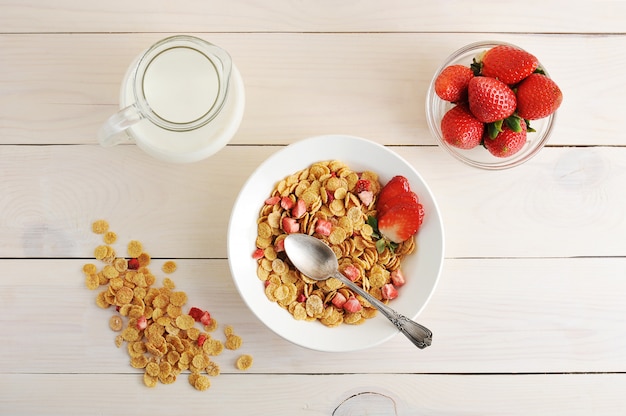 Photo cornflakes avec des fraises et du lait - un petit-déjeuner sain