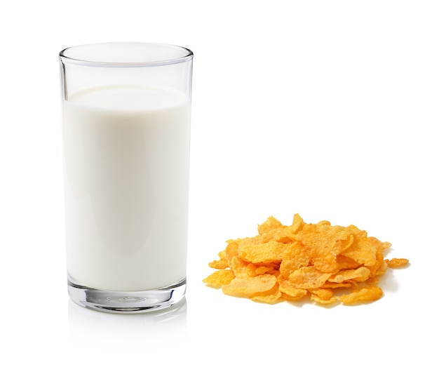 Cornflakes et lait sur fond blanc