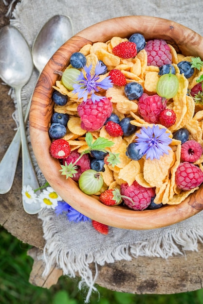 Cornflakes sains et yaourt décorés de fleurs