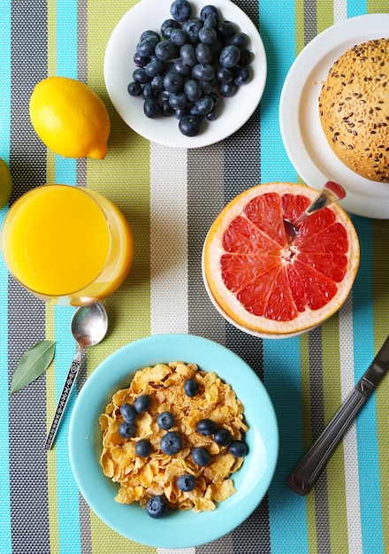 Cornflakes savoureux avec des fruits et des baies sur la table se bouchent