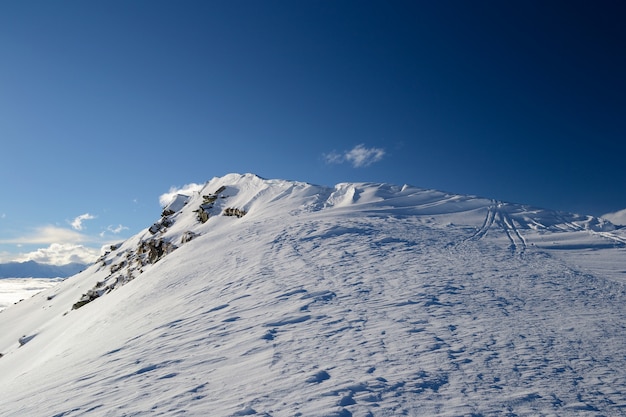 Corniche de neige sur la crête