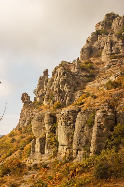 Corniches rocheuses au sommet de la chaîne de montagnes Demerdzhi