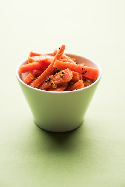 Cornichon aux carottes ou Gajar ka Achar ou Loncha en hindi. Servi dans un bol sur fond de mauvaise humeur. Mise au point sélective