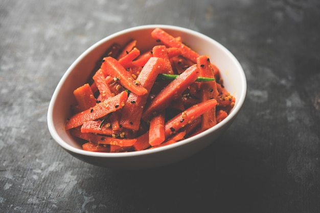 Cornichon aux carottes ou Gajar ka Achar ou Loncha en hindi. Servi dans un bol sur fond de mauvaise humeur. Mise au point sélective