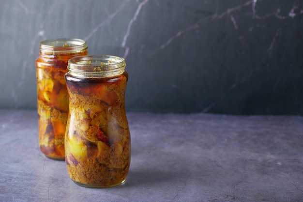 Cornichon à la mangue fait maison dans un bocal en verre sur la table