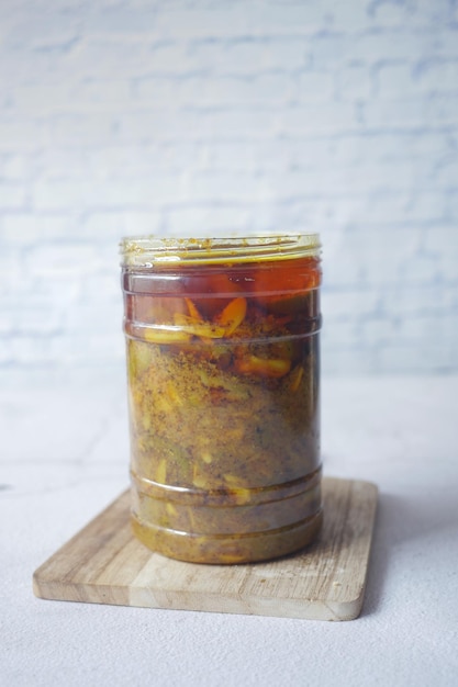 Cornichon à la mangue fait maison dans un bocal en verre sur la table