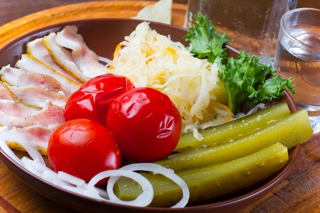 Cornichons assortis et légumes marinés avec des tranches de bacon