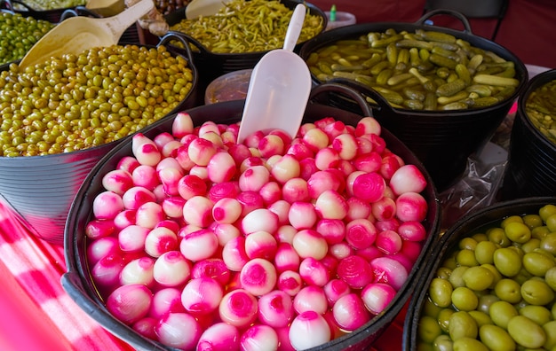 Cornichons aux olives et au vinaigre