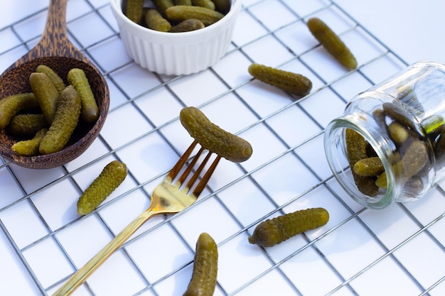 Cornichons ou concombres marinés sur fond blanc.