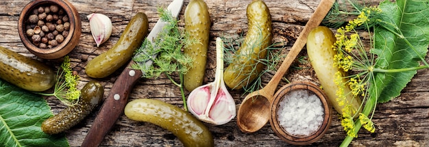 Cornichons maison sur table en bois