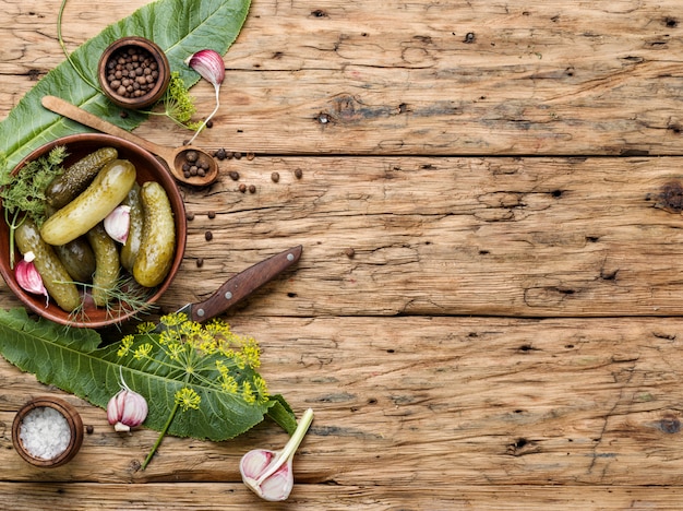 Cornichons maison sur table en bois