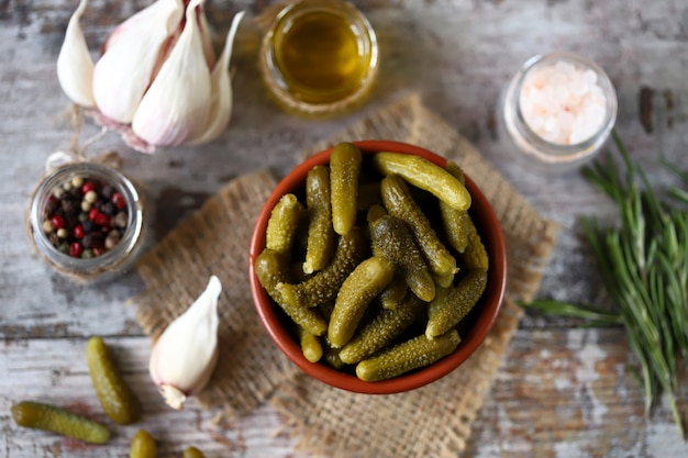 Photo cornichons marinés. bol avec cornichons.