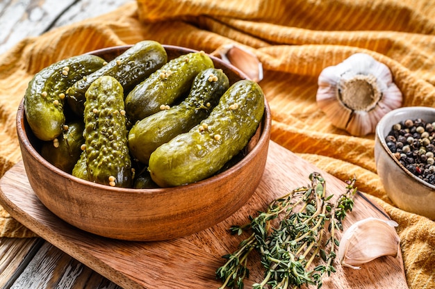 Cornichons marinés dans une plaque en bois