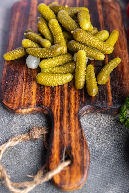 cornichons salés concombres marinés repas de légumes collation alimentaire sur la table copie espace alimentaire