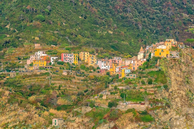 Corniglia, paysage urbain coloré sur les montagnes au-dessus de la mer Méditerranée dans les Cinque Terre Italie Europe