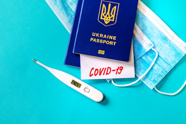 Coronavirus le concept d'une interdiction des vols entre les pays. Passeport international. Mise au point sélective. Ukraine.