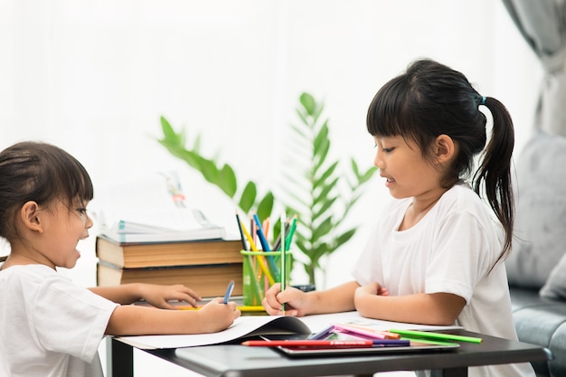 Coronavirus Covid-19 et apprentissage à domicile, concept d'enfant d'école à domicile. Les petits enfants étudient en ligne en apprenant à la maison avec un ordinateur portable.