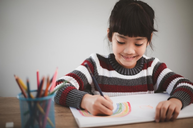 Coronavirus Covid-19 et apprentissage à domicile, concept d'enfant à l'école à domicile. Les petits enfants étudient en ligne en apprenant à la maison