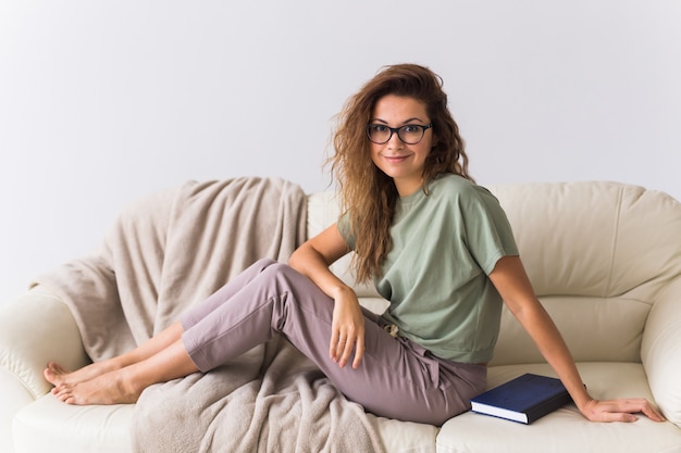 Coronavirus, Covid-19, Quarantaine, isolement, monde pandémique des coronavirus. Reste à la maison. Ennuyé femme passer du temps assis sur le canapé à la maison.