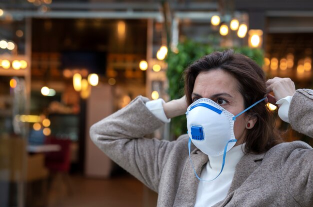 Coronavirus.Femme avec masque de protection