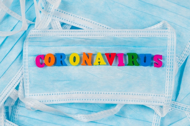 Coronavirus mot coloré sur des masques de protection.