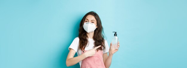 Coronavirus de santé et concept de distanciation sociale jeune femme portant un masque facial portant un respirateur et un poi