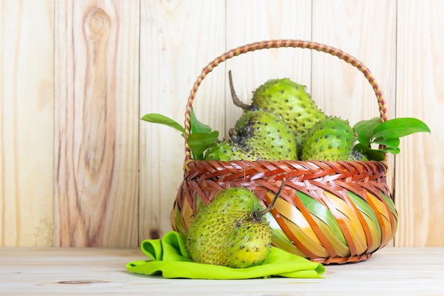 Corossol fruits sur table en bois