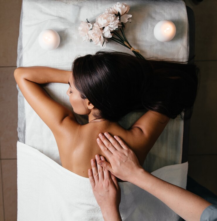 Photo le corps de la belle femme asiatique dos et ongle rose sur fond gris.
