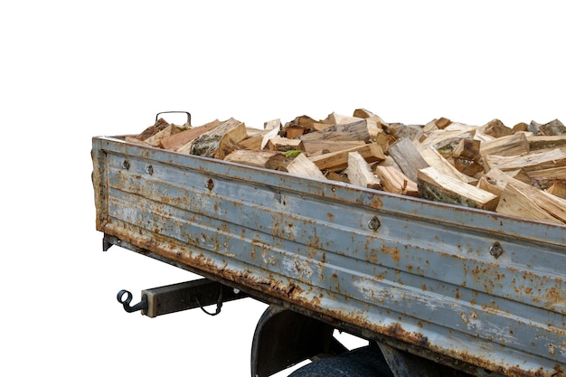Corps de camion avec du bois de chauffage isolé sur fond blanc