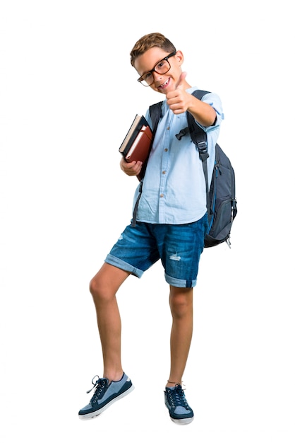 Corps entier de garçon étudiant avec sac à dos et lunettes donnant un coup de pouce. retour à l&#39;école