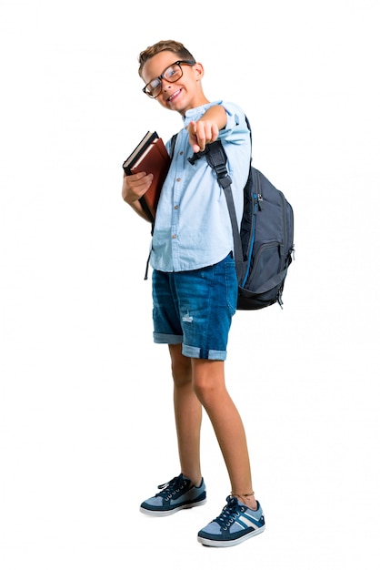 Corps entier de garçon étudiant avec sac à dos et lunettes pointe le doigt vers vous. retour à l&#39;école