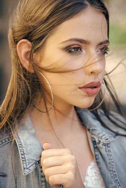 Corps de femme sensuelle Femme au visage maquillé et beauté des cheveux brune Femme à la peau jeune sur le visage vous