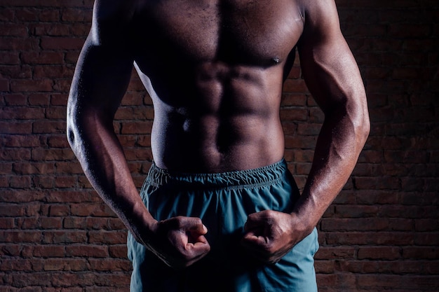 Corps parfait homme afro-américain au gymnase