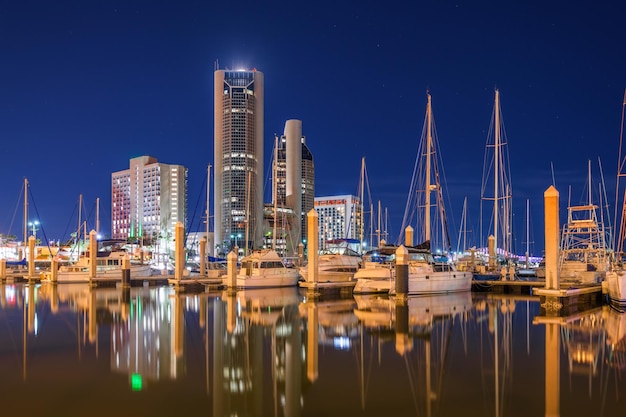 Corpus Christi Texas USA skyline du centre-ville sur l'eau au crépuscule avec des bateaux
