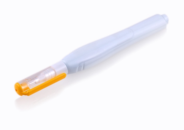 Correcteur stylo jaune sur fond blanc.