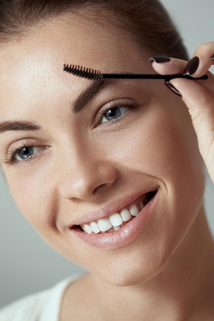 Correction des sourcils Forme Belle jeune femme avec des sourcils naturels parfaits